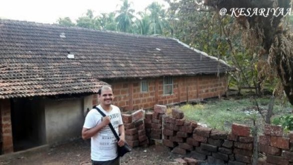 My husband in front of a quintessential Kokani house!